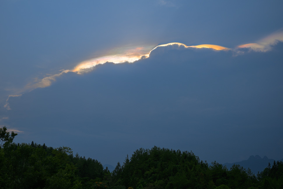 天空的一抹红色